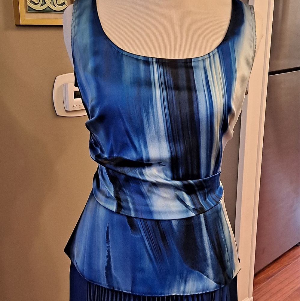 TAHARI SILK TOP, SIZE S, BLUE AND WHITE